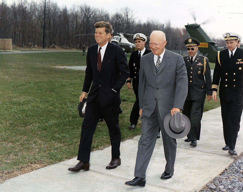 Президент Джон Кеннеди встречается с генералом Эйзенхауэром. 22 апреля 1961 года