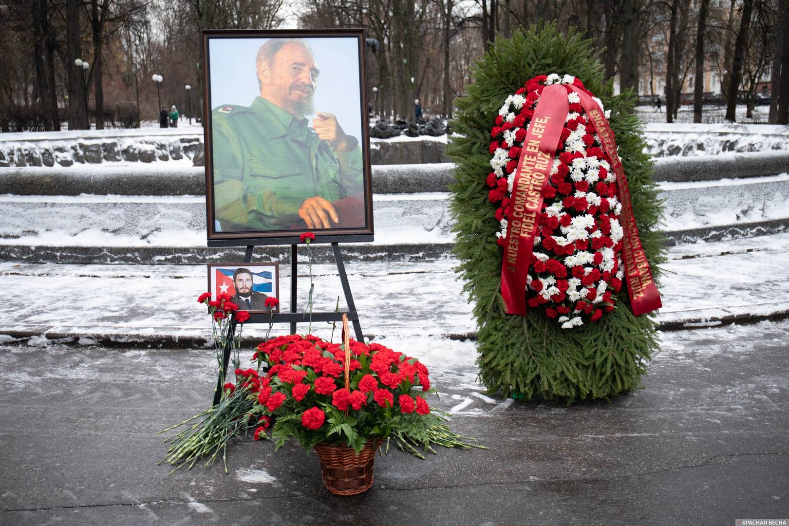 Композиция, установленная в память Фиделя Кастро в сквере Дивизий Московского Народного Ополчения в Москве в 2021 г.