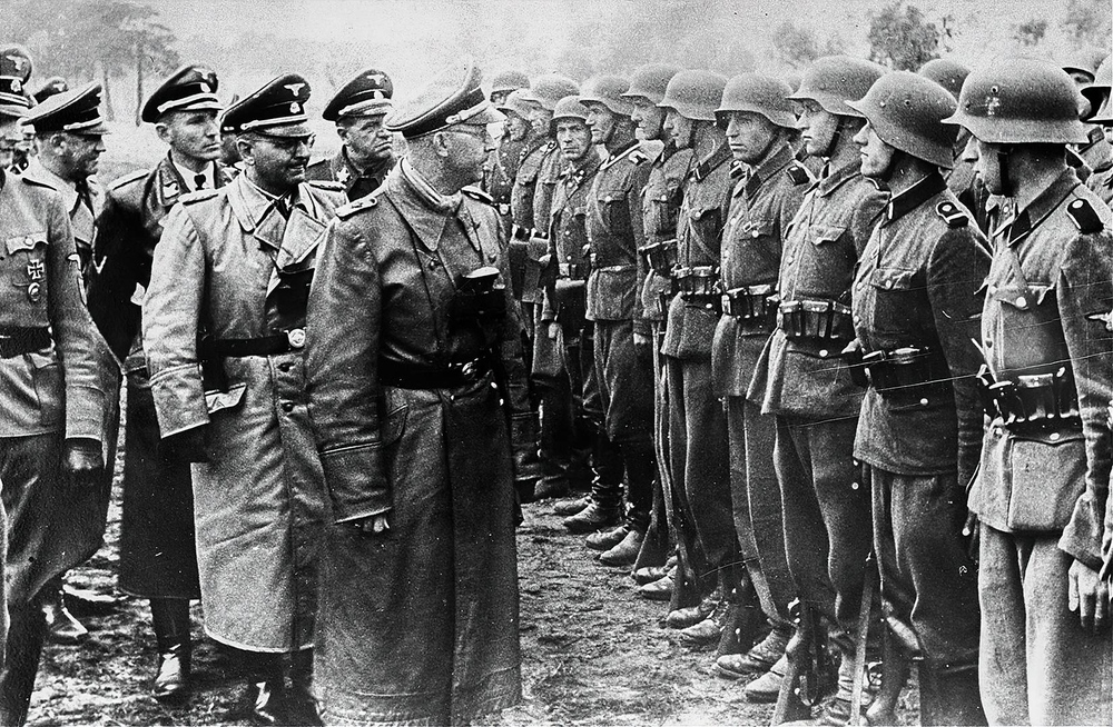 Рейхсфюрер СС Генрих Гиммлер на смотре войск дивизии СС «Галичина»*. Май 1944
