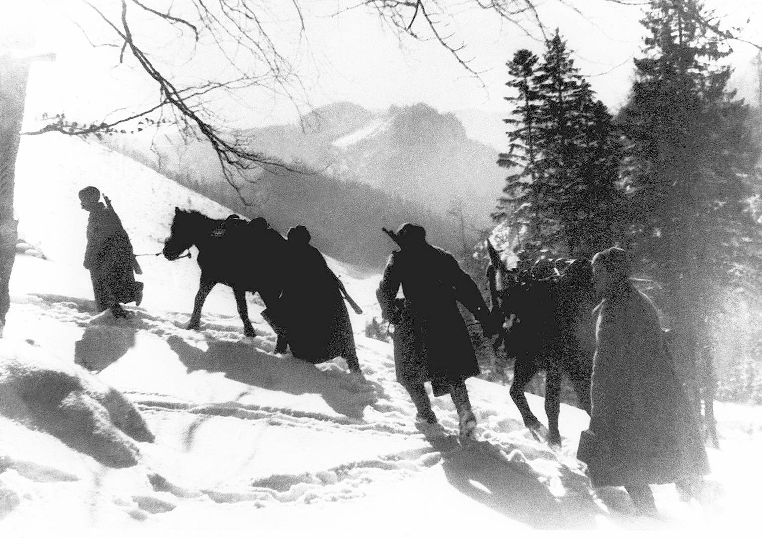 Бойцы Красной Армии на марше через Карпаты. 1944