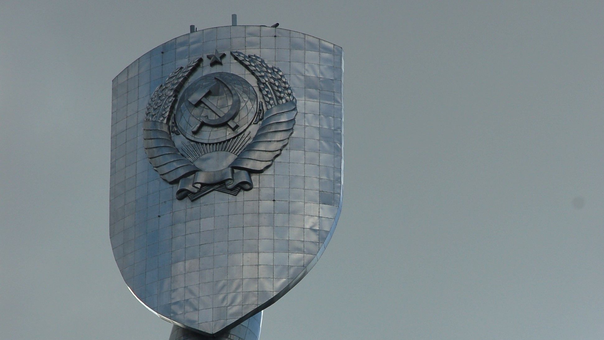 Герб СССР на щите Родины-Матери в Киеве