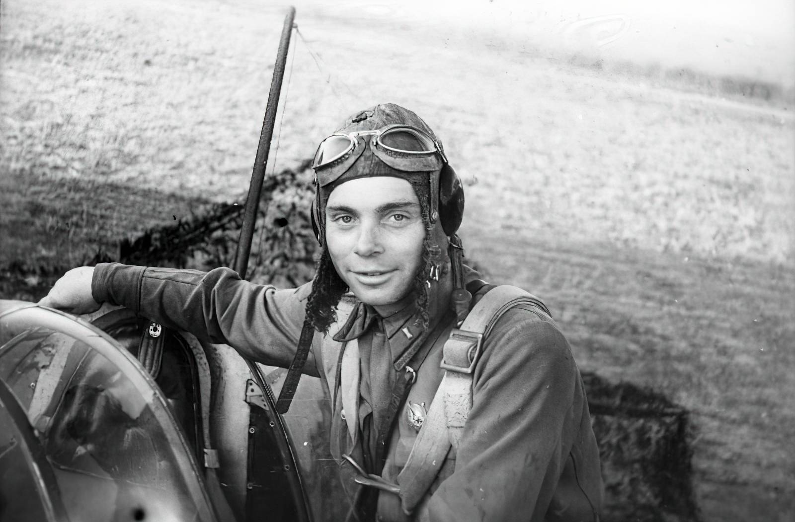 Командир эскадрильи 864-го истребительного авиаполка Сталинградского фронта капитан Дмитрий Хохлов. Июль 1942 года
