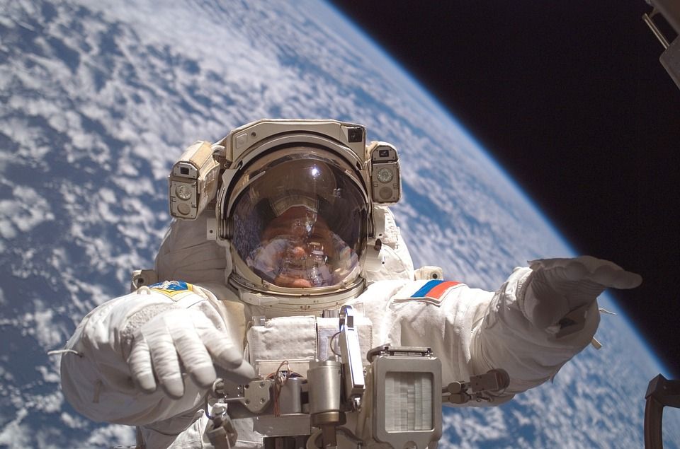 Космонавт В Открытом Космосе Фото