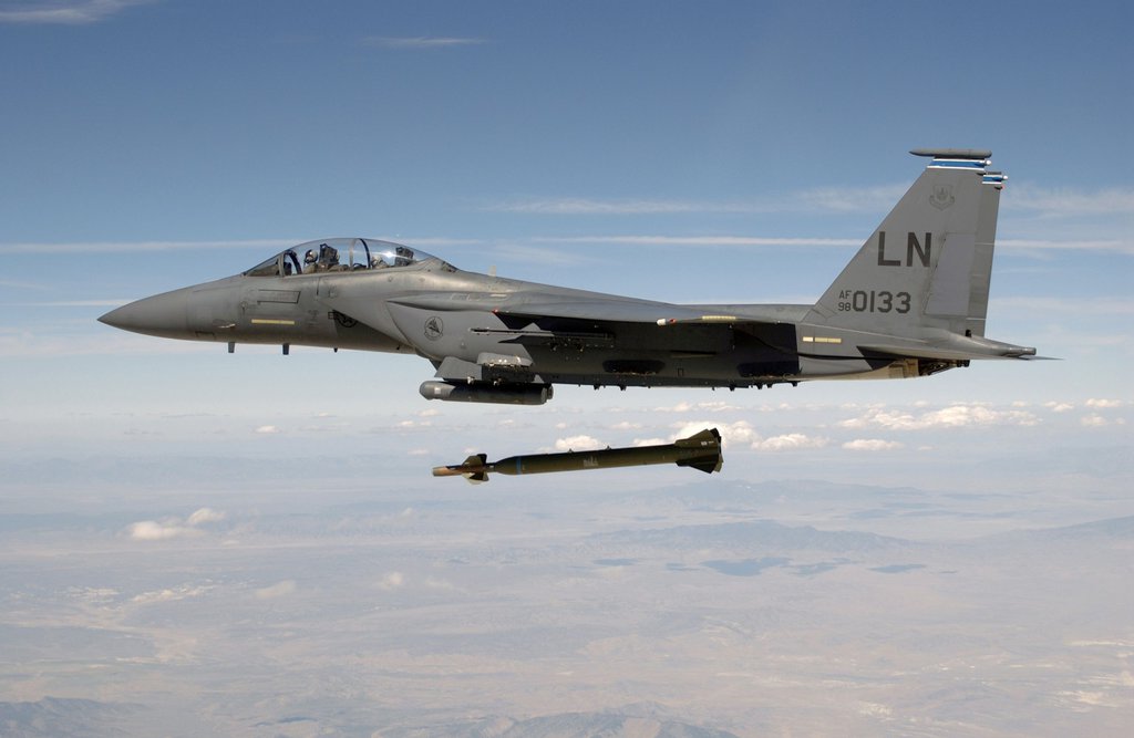 Истребитель F-15 запускает ракету
