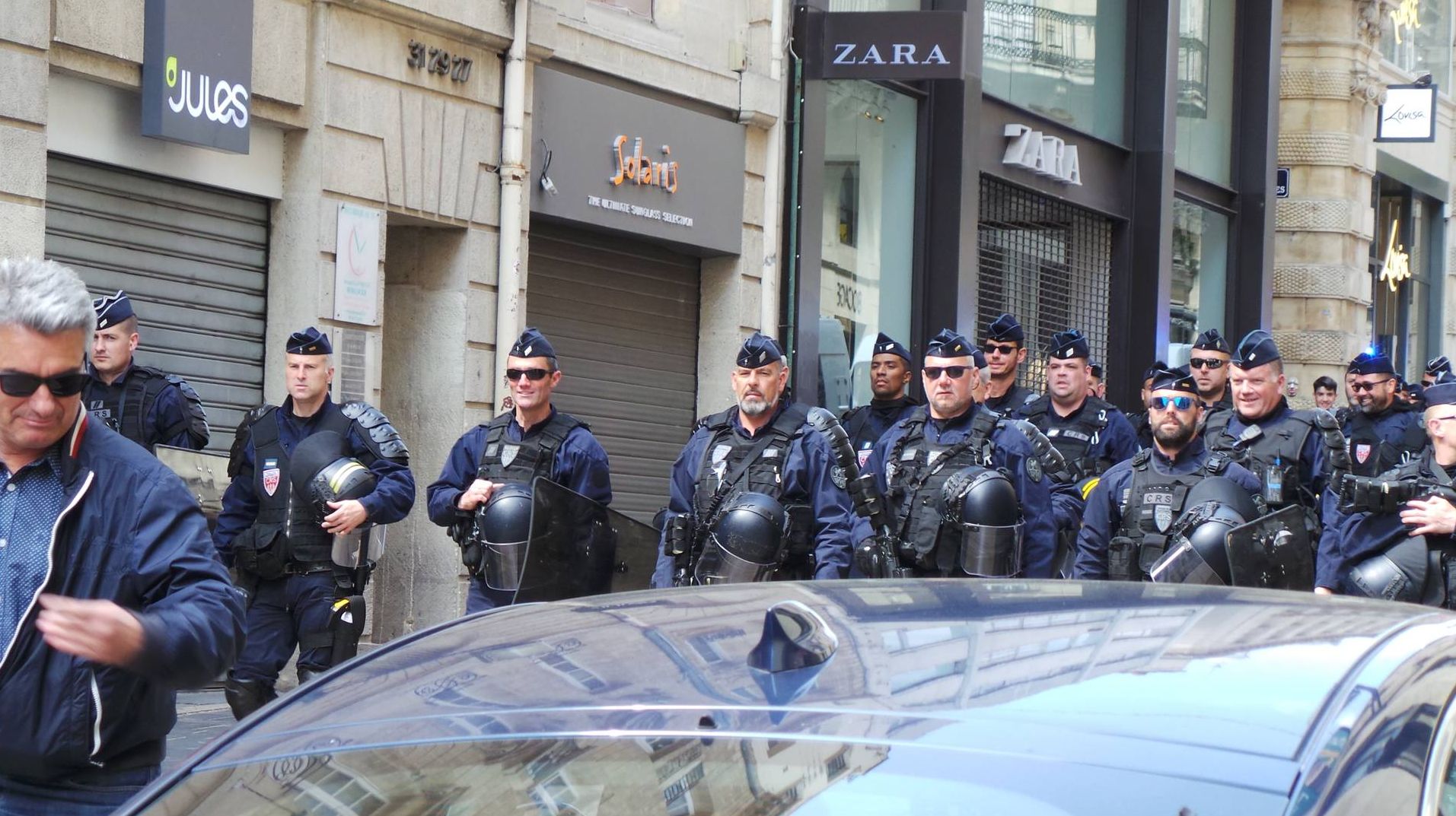 Полицейский кордон во время первомайской манифестации в Бордо