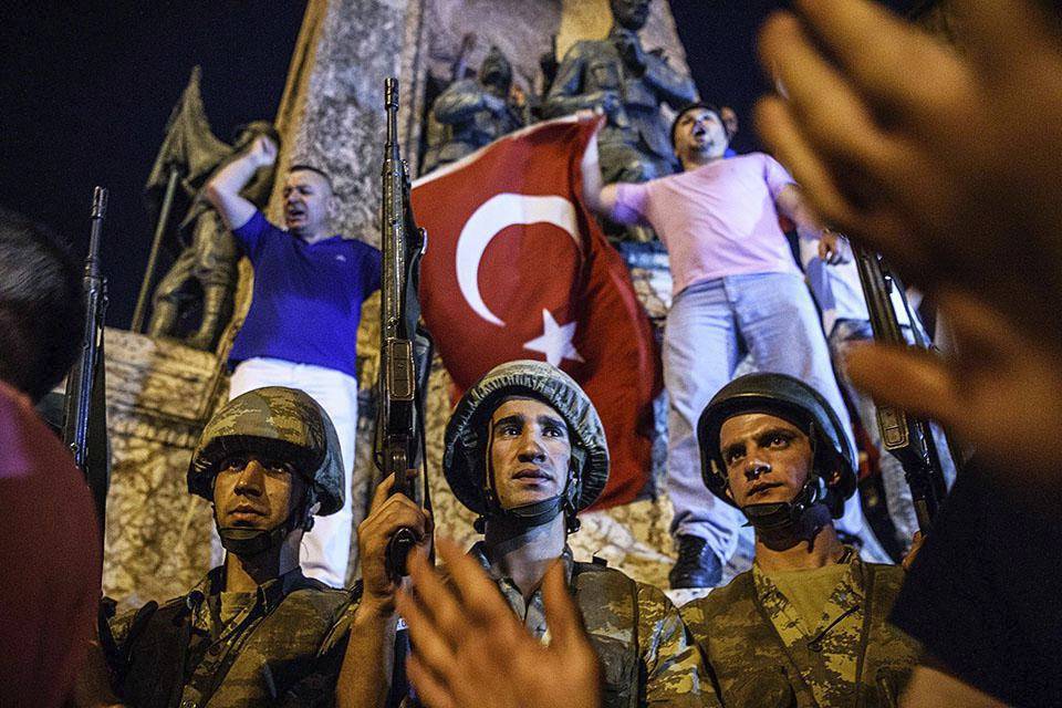 Турецкие военные на площади Таксим, окруженные противниками переворота
