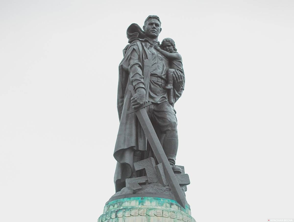 памятник русскому солдату в берлине с девочкой