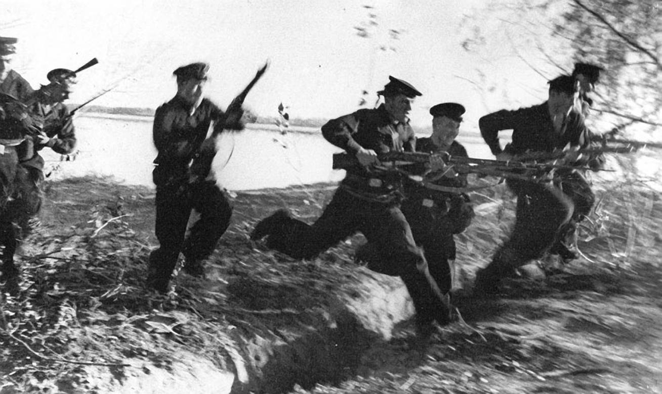 Атака морских пехотинцев. Фото сделано во время боев в Сталинграде