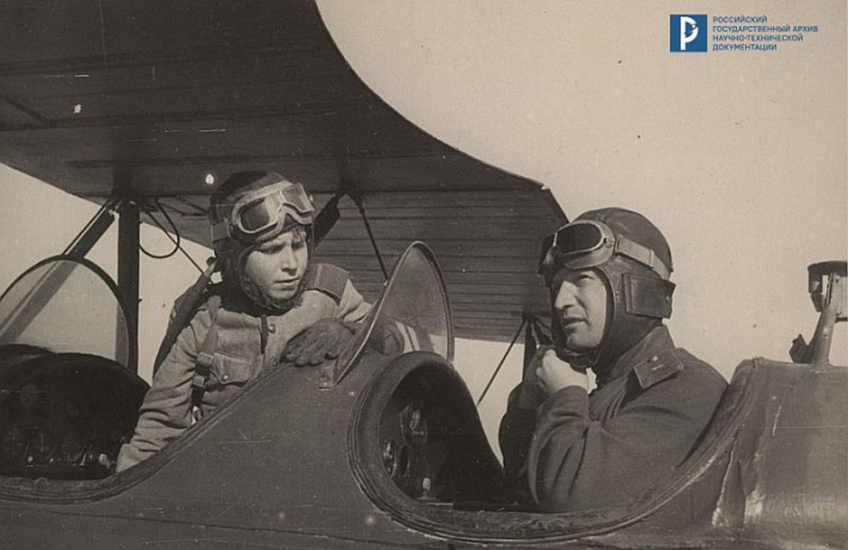 Н. П. Каманин с сыном Аркадием (ефрейтор) в кабине самолета У-2. 1943. г.