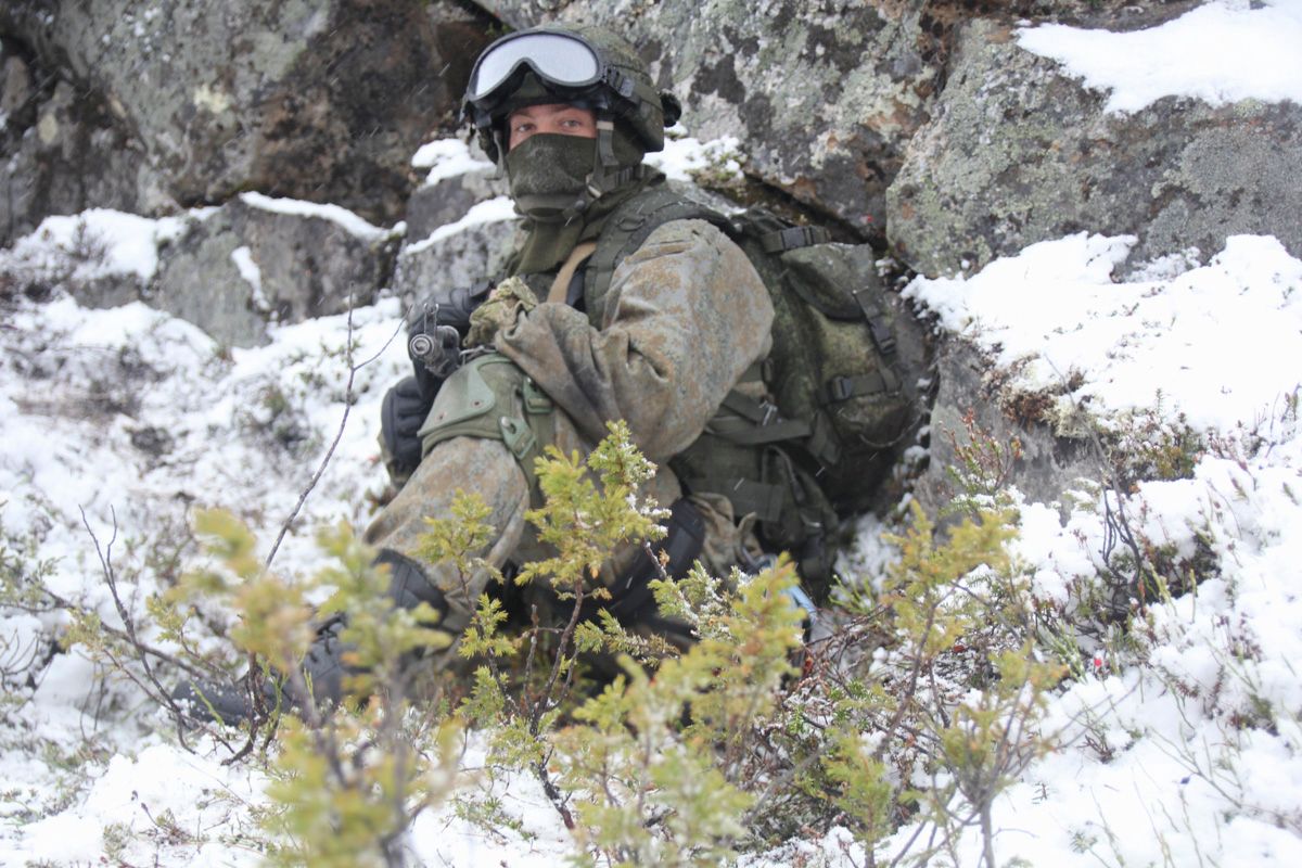 Российский военнослужащий в горах