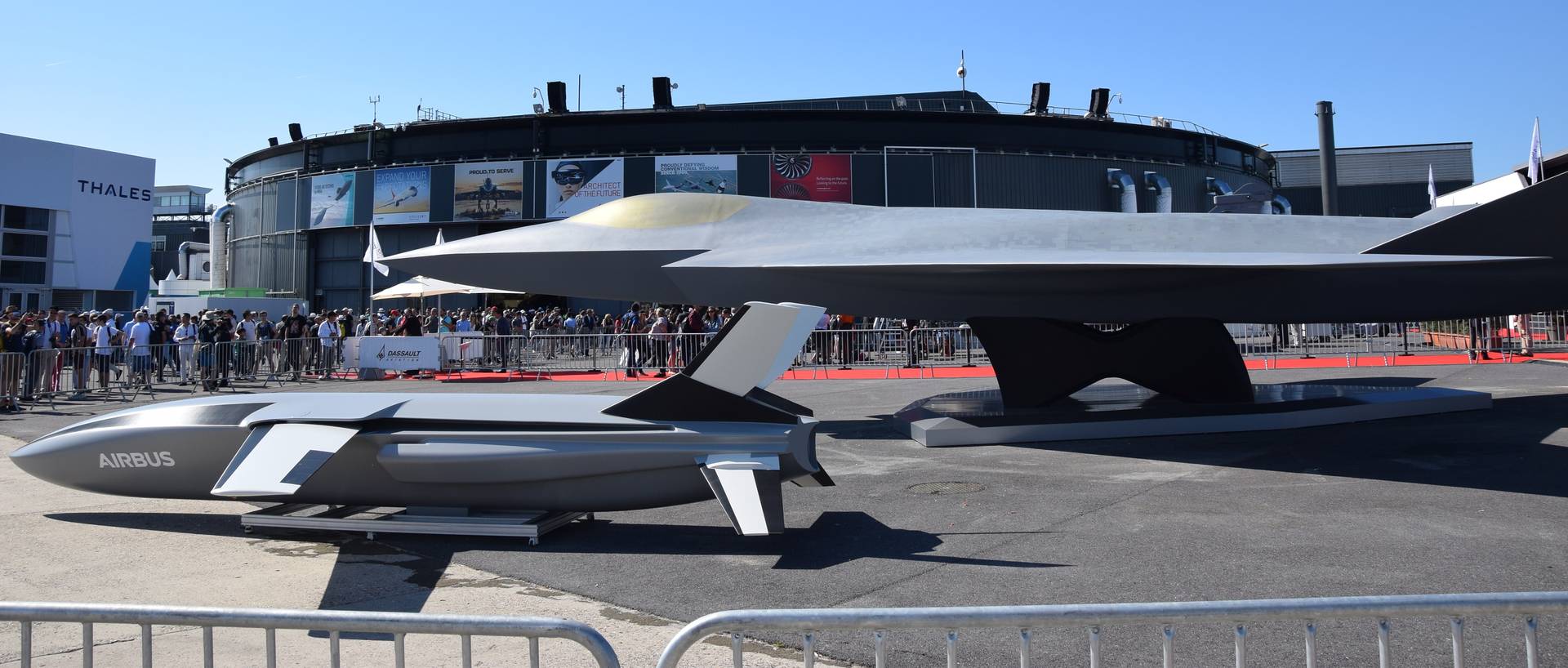 Макет 1-го масштаба проекта боевого самолета нового поколения (Next Generation Fighter), входящего в состав будущей системы воздушного боя (SCAF), в сопровождении депортированных эффектов. Макеты представлены на стенде Dassault Aviation на шоу Bourget 2019.