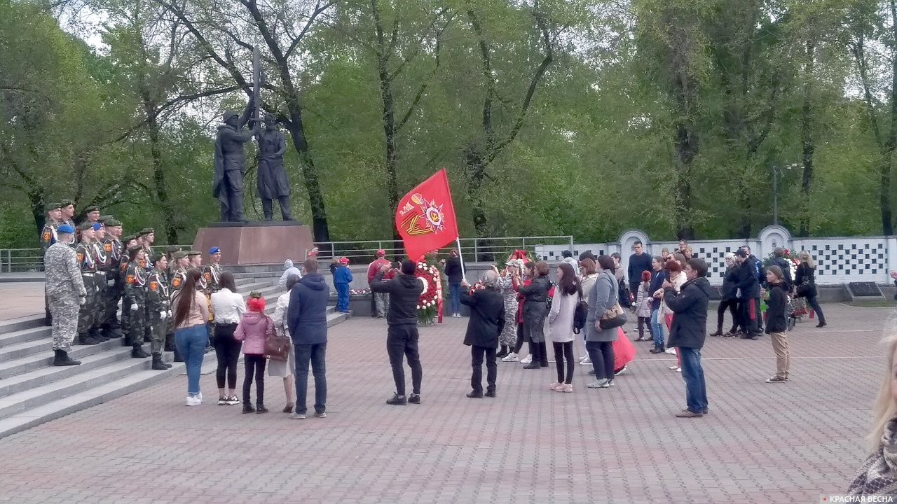 Жители Красноярска возлагают цветы на День победы