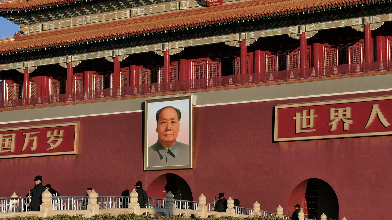 Портрет Мао Цзэдуна на площади Тяньаньмэнь в Пекине