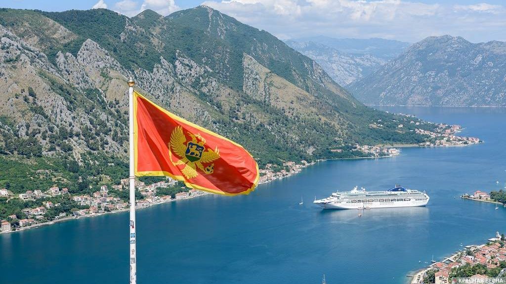Флаг Черногории над Которским заливом, Котор, Черногория