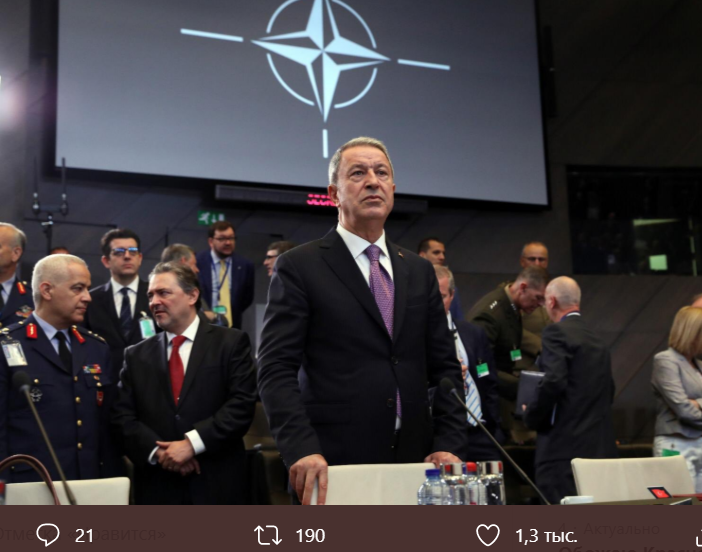 Министр обороны Турции Хулуси Акар на саммите НАТО