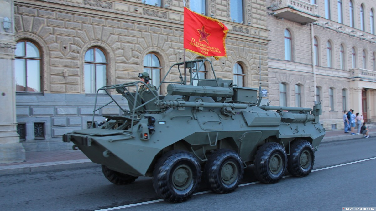 Провоз военной техники по Дворцовой набережной.