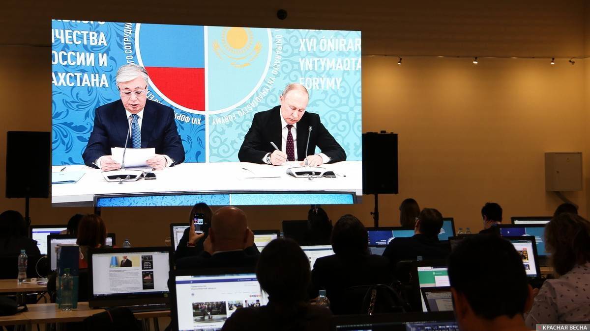 Касым-Жомарт Токаев и Владимир Путин на форуме в Омске