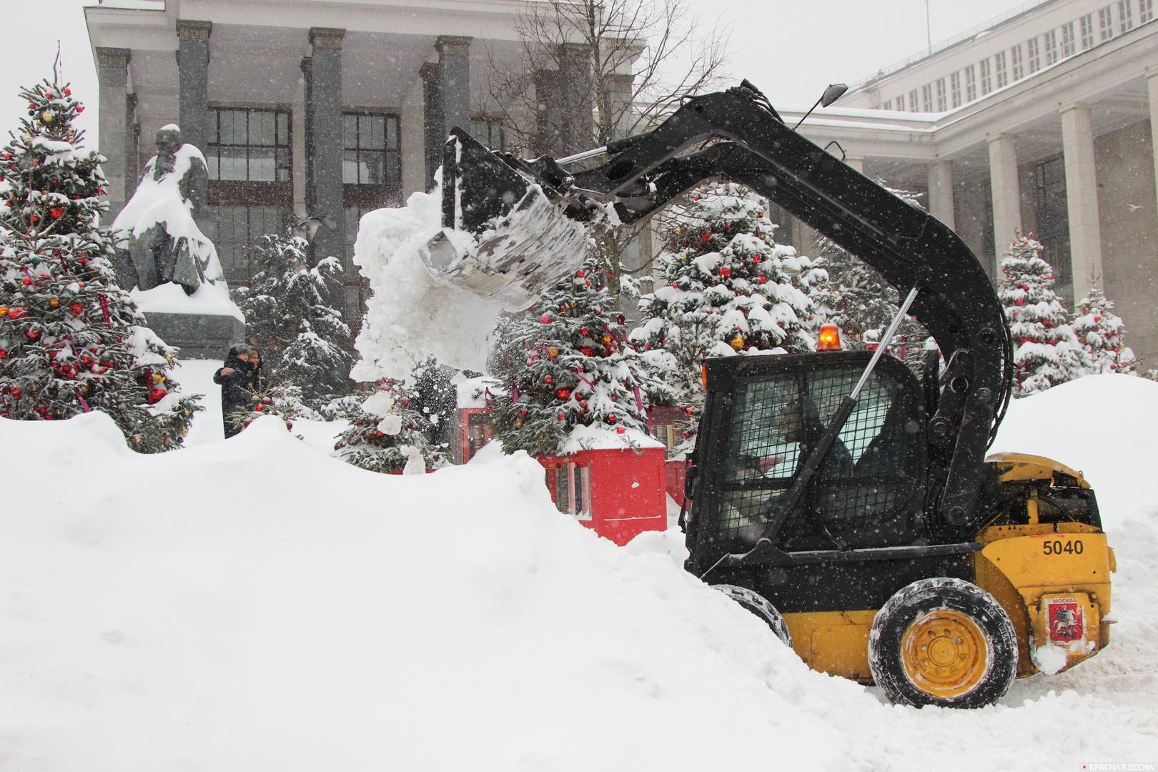 Уборка снега у Библиотеки имени Ленина