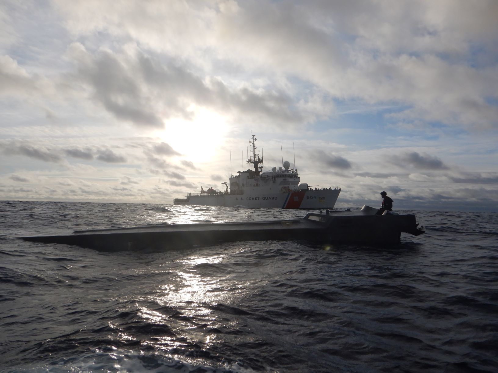 Задержание малозаметного низкопрофильного судна в восточной части Тихого океана патрульным кораблем ВМС США Northland   