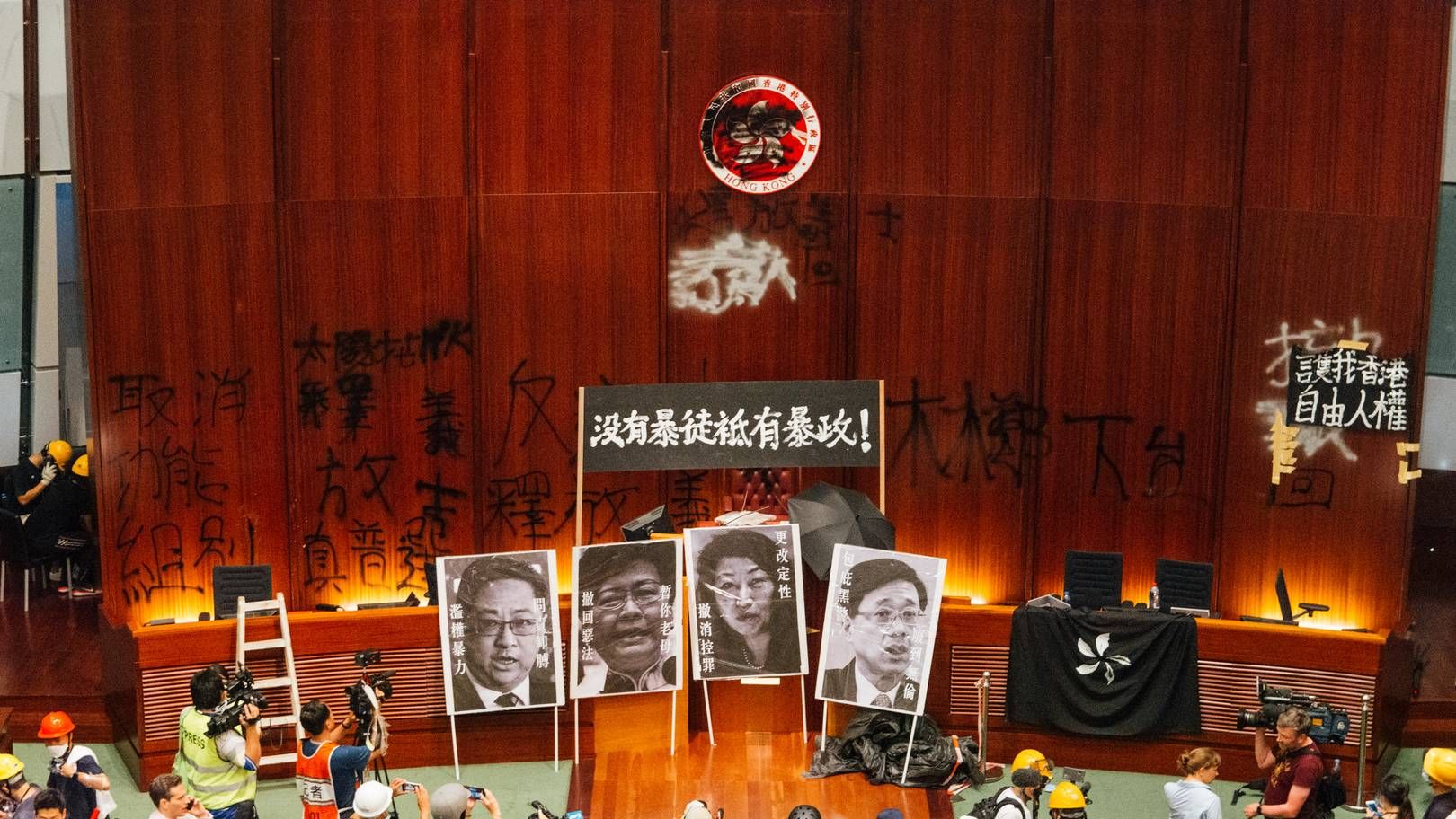 Разгромленный зал гонконгского парламента. 2019 год