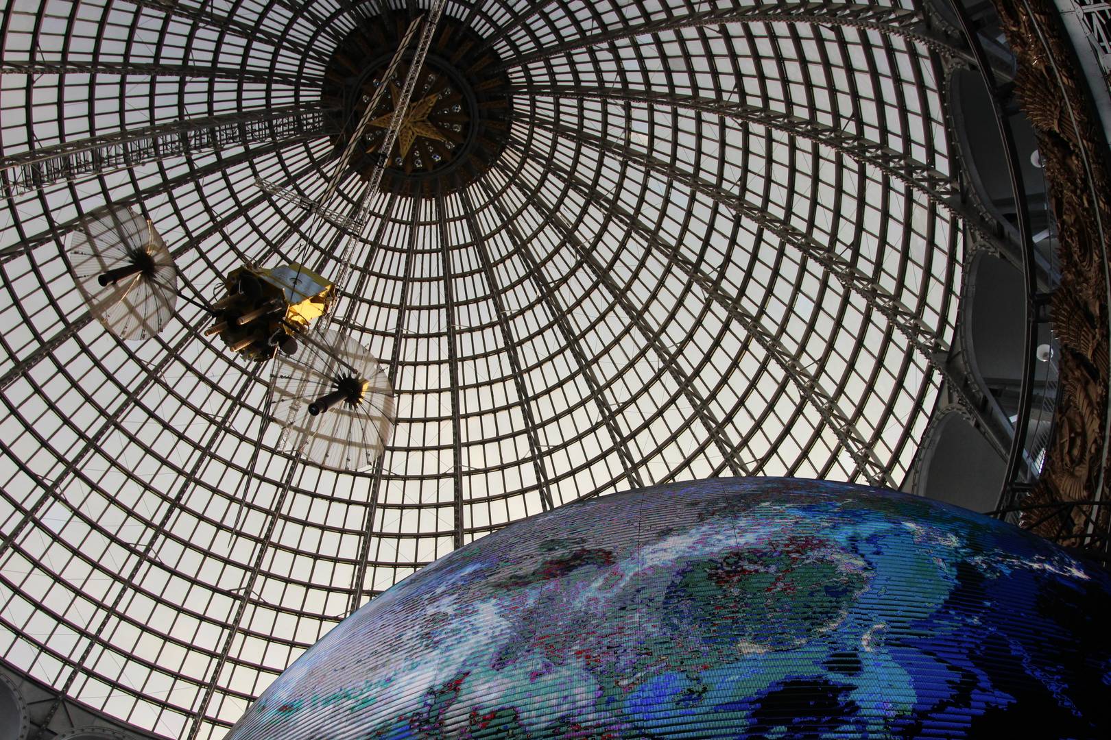 Сферический экран, спутник и звезда в верхнем кольце купола павильона Космос, ВДНХ. Апрель 2021