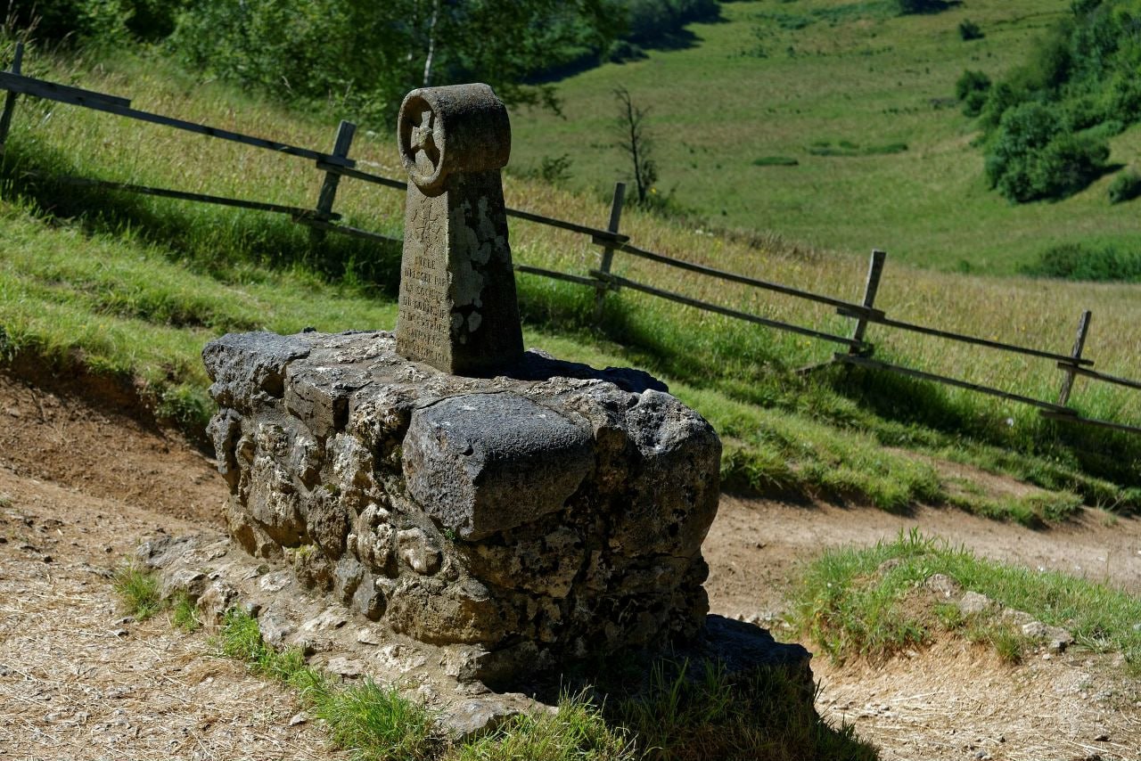 Монсегюр. Катарский крест