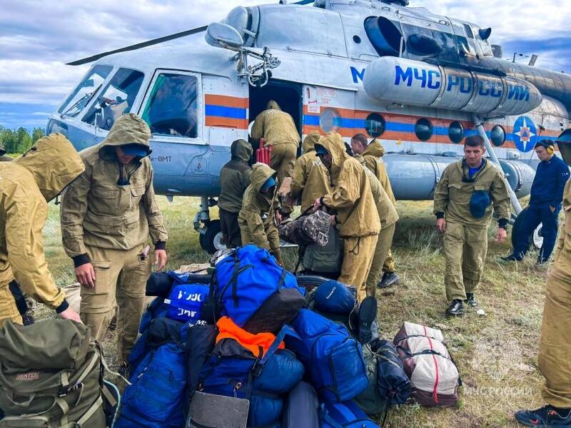 Группа загружается в вертолет