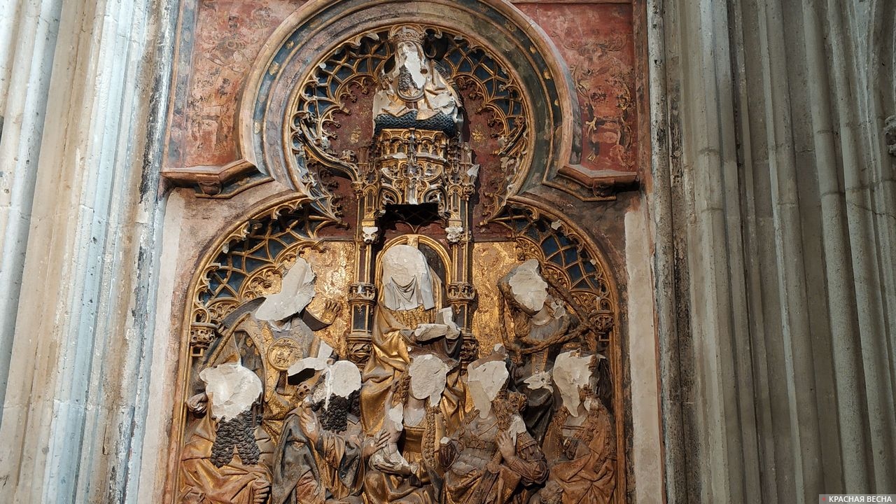 Скульптуры святых с отбитыми лицами во время религиозных войн. Голландия