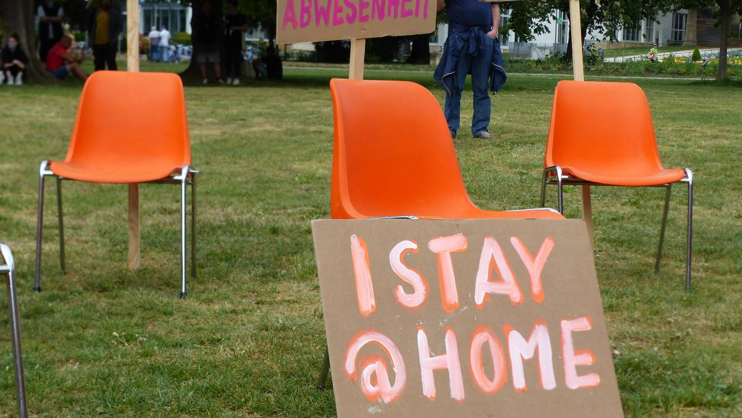 Акция протеста против карантина в Штутгарте. Надпись на переднем плакате «Я остался дома». Германия