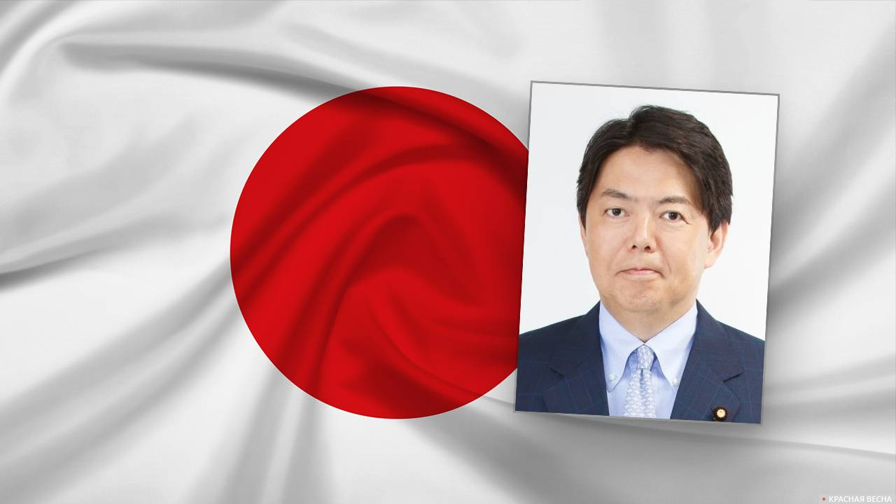 Ёсимаса Хаяси на фоне флага Японии