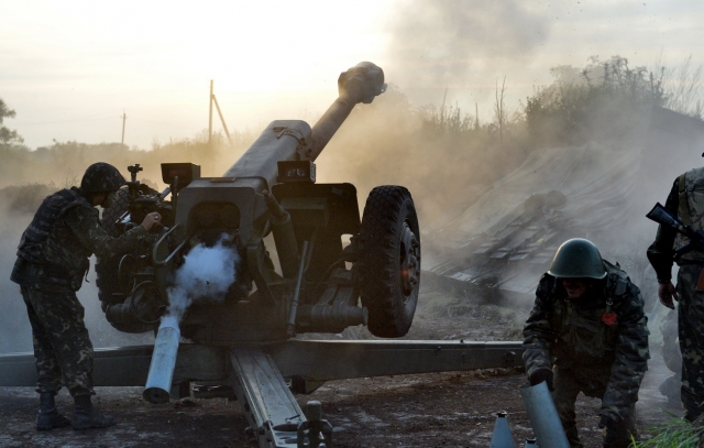 Украинская артиллерия ведет обстрел
