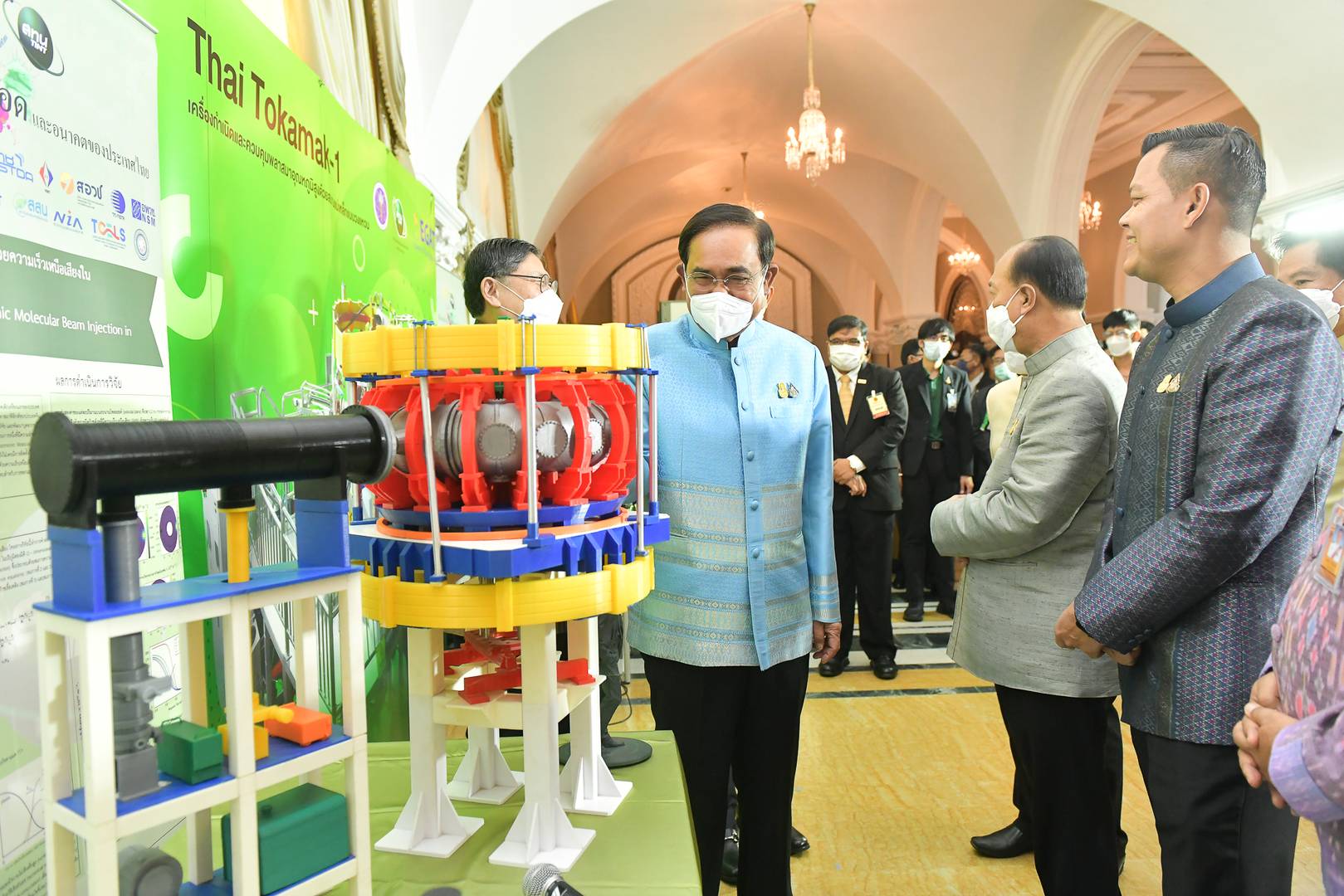 Премьер-министр Таиланда Прают Чан-Оча осматривает макет термоядерного реактора