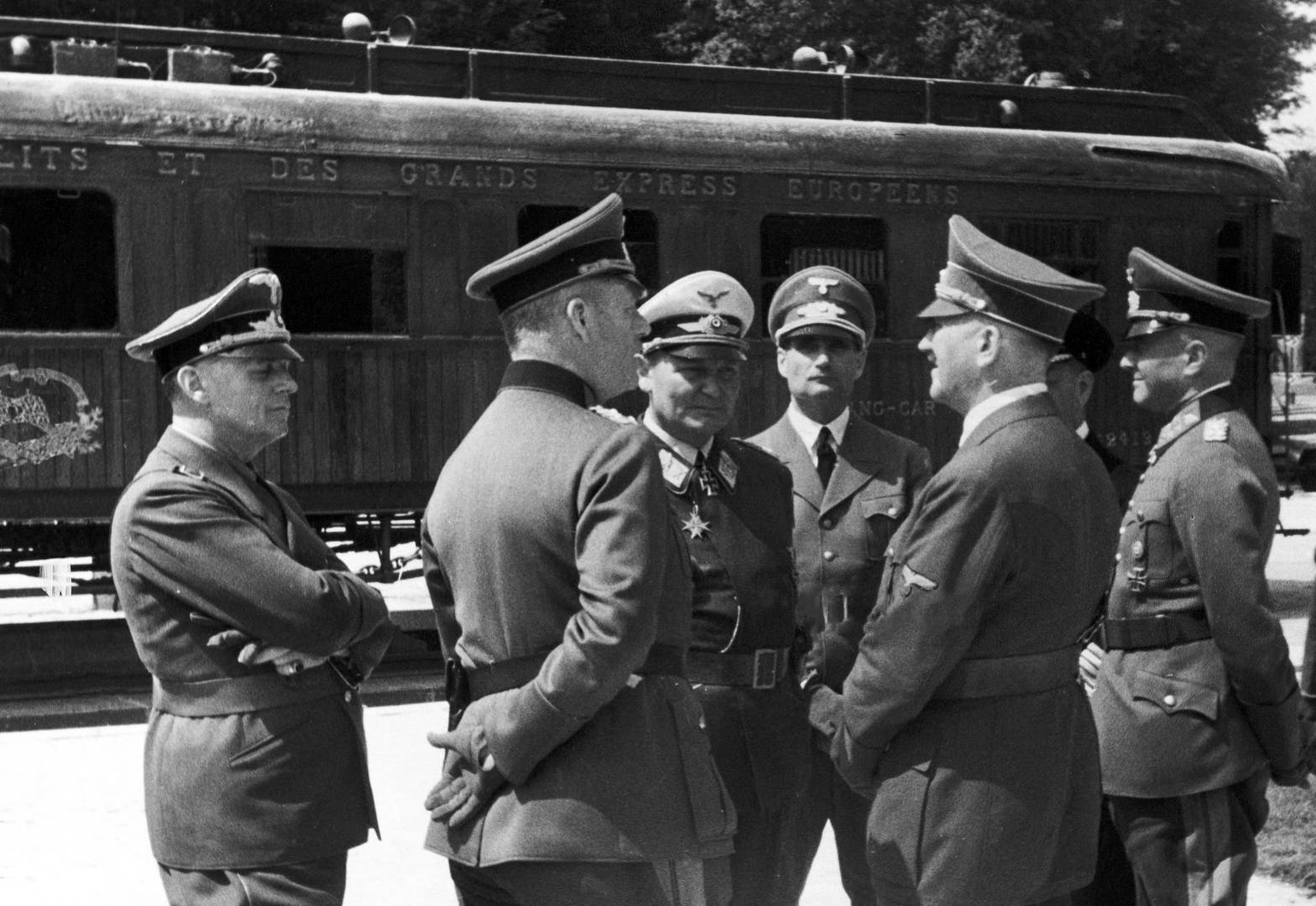 Немецкая делегация возле Компьенского вагона. 22 июня 1940