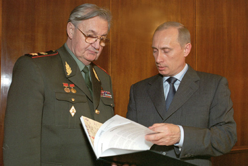 Генерал Валентин Варенников и президент РФ Владимир Путин. 2002