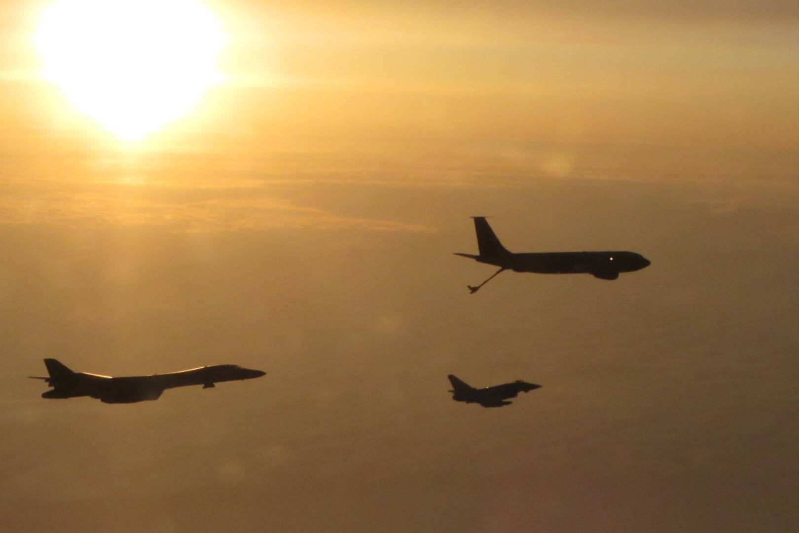 Самолет-заправщик А330 Королевских ВВС Великобритании в полете вместе со стратегическим бомбардировщиком НАТО и истребителем сопровождения