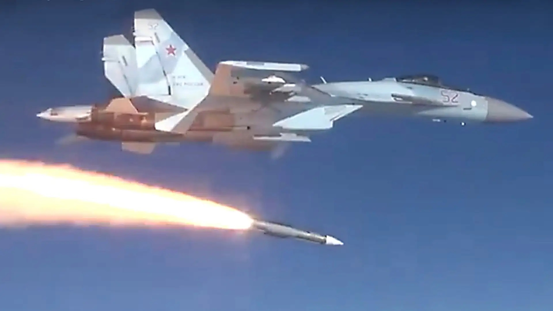 Настоящая ракета класса «воздух-воздух» большой дальности — российская Р-37М запущена с узла внешней подвески истребителя Су-35С