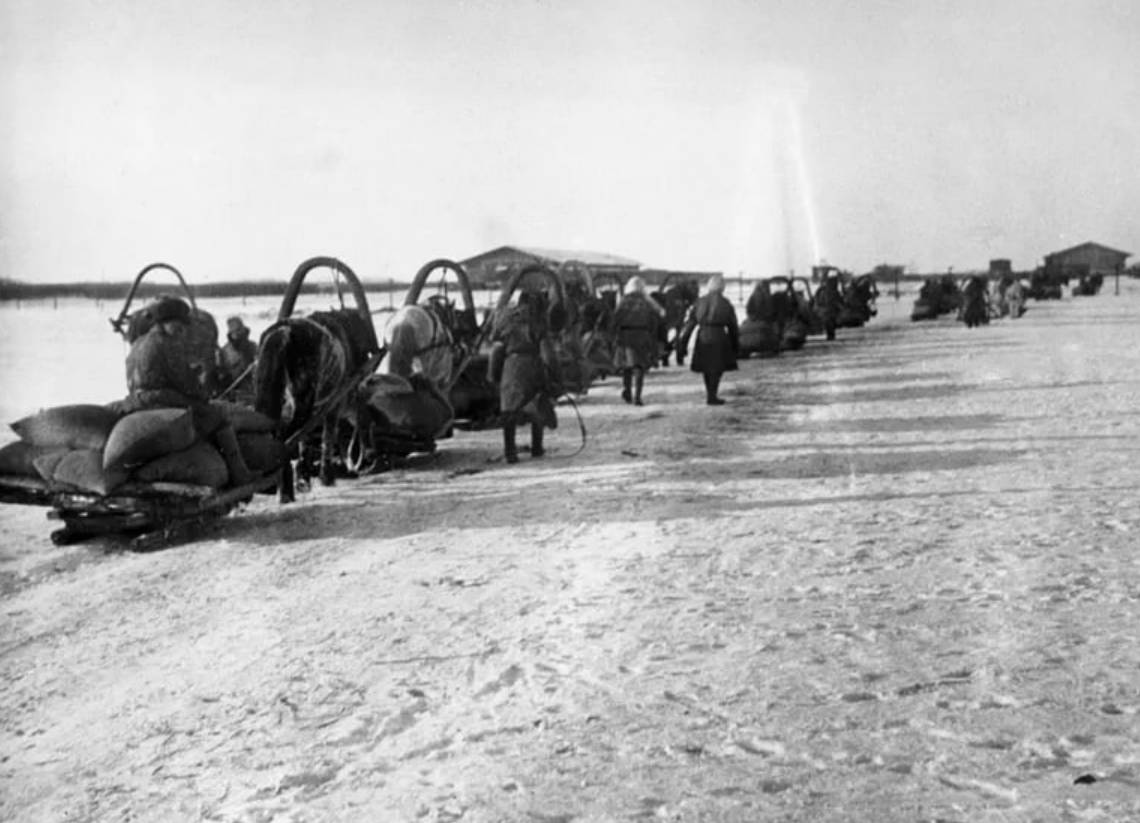 Крестьяне везут зерно на ссыпной пункт для сдачи по продразверстке