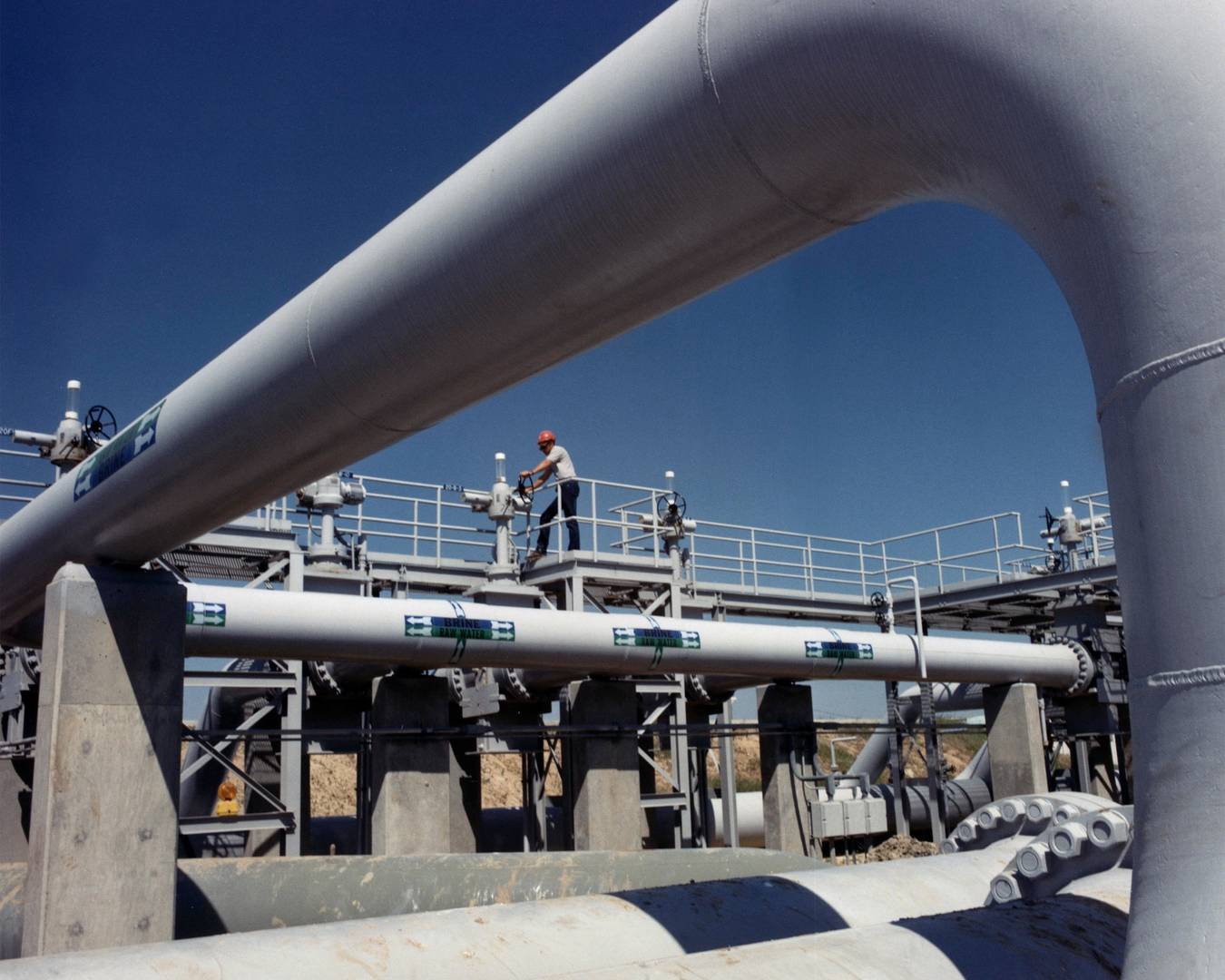 Трубопровод на площадке стратегического нефтехранилища Брайан Маунд в Техасе, США