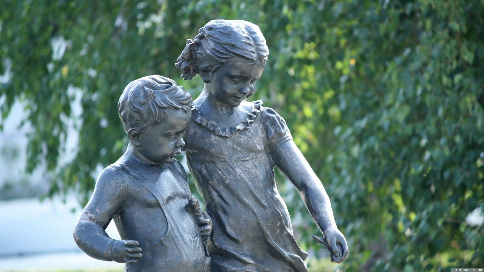 Памятник Дети, кормящие пингвинов. Омск