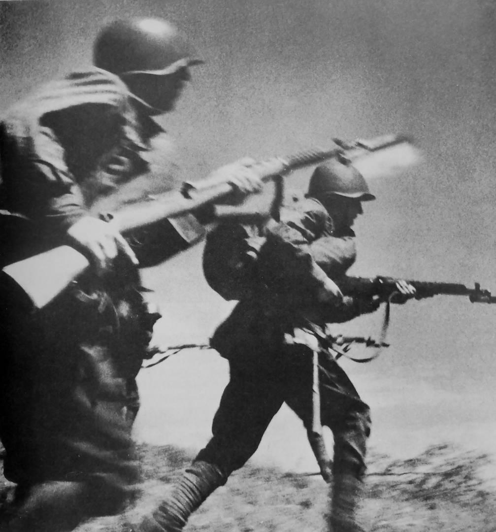 Бегущие красноармейцы с винтовками СВТ-40. 1941