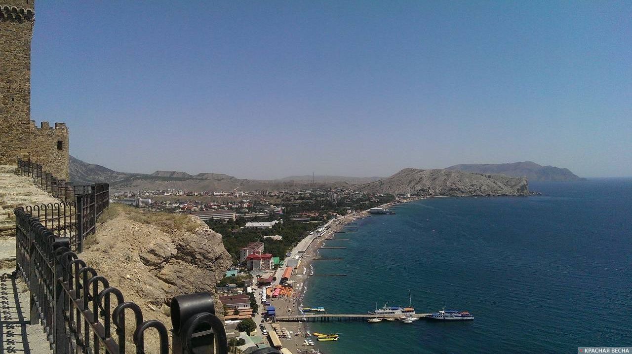 Вид на Судак со стен древней крепости. Крым.