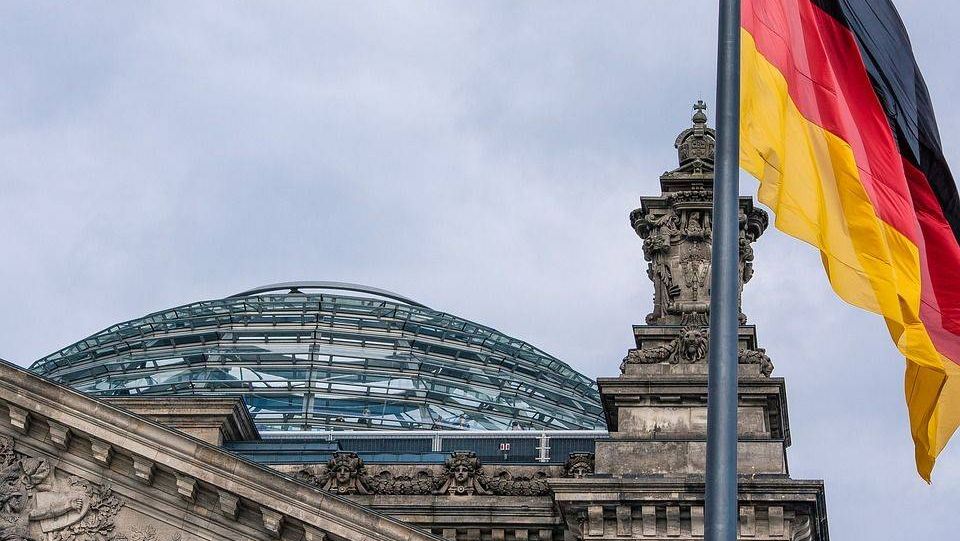 Флаг Германии на фоне Рейхстага
