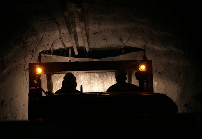 МЧС пробурило 53-метровую скважину к горнякам, застрявшим на шахте «Пионер»