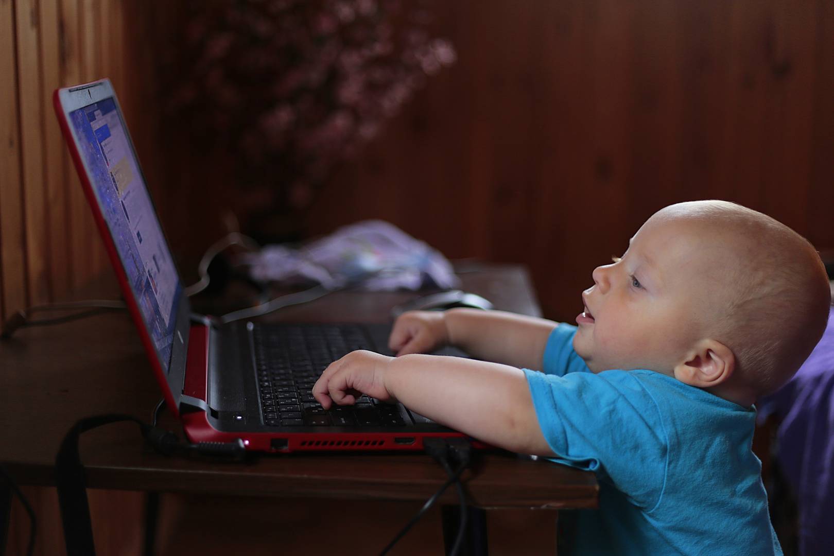 Ребенок и компьютер.