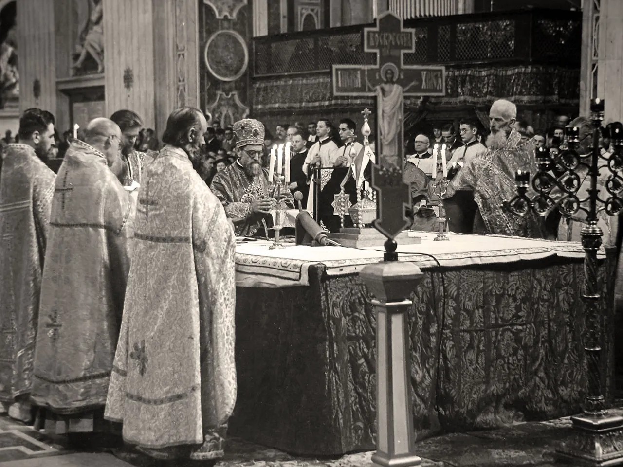 Климентий Шептицкий (крайний справа) и Иосиф Слипый (крайний слева) участвуют в проведении литургии в соборе св. Петра в Риме. 21 мая 1939