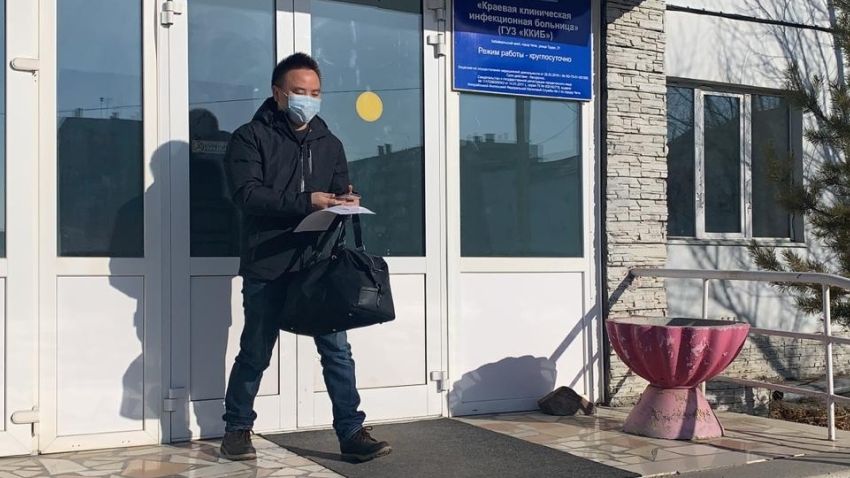 Гражданин КНР выходит из забайкальской больницы