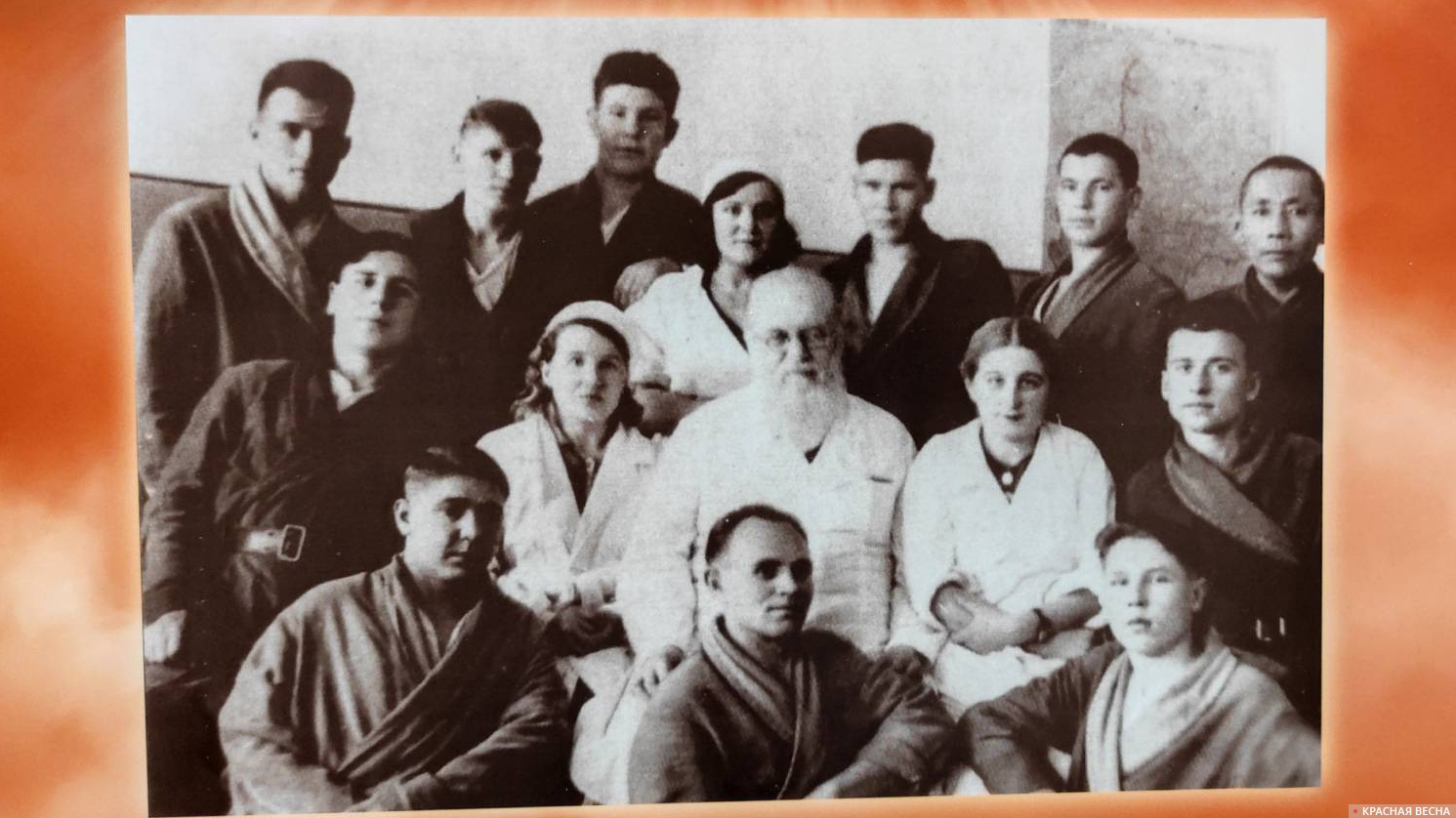 Архиепископ Лука (Войно-Ясенецкий) с раненными и медсестрами. 1943 год. 