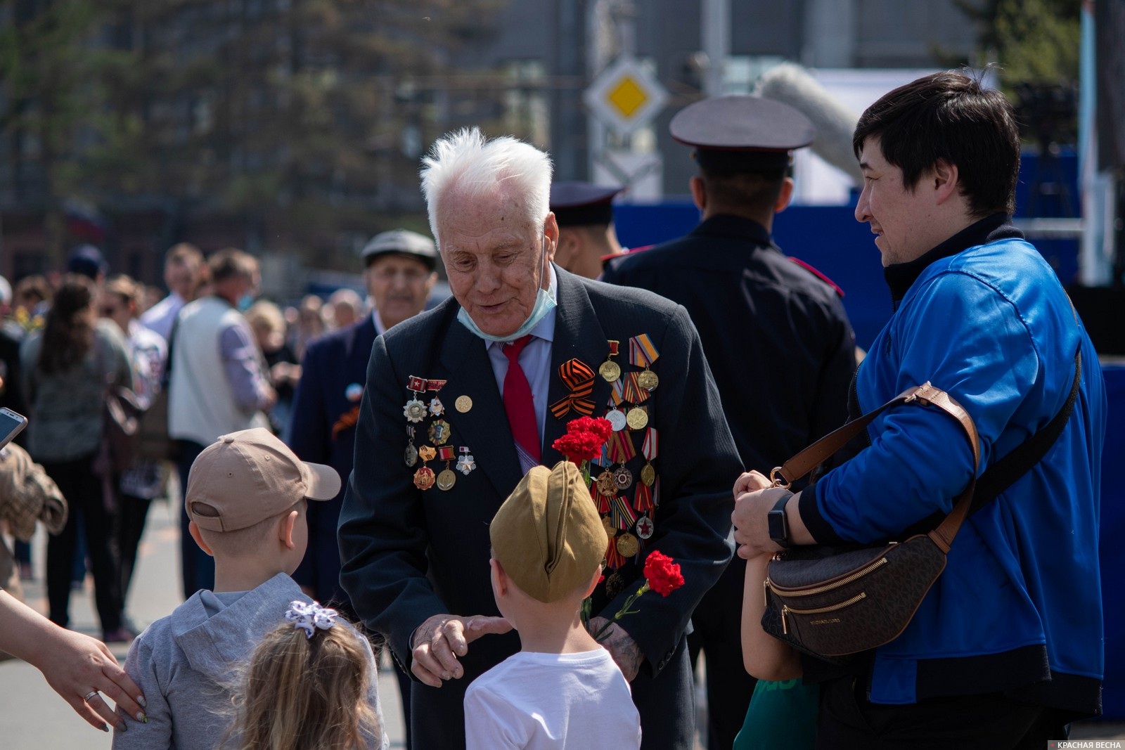 Общение с ветераном после парада. Омск. 09.05.2021