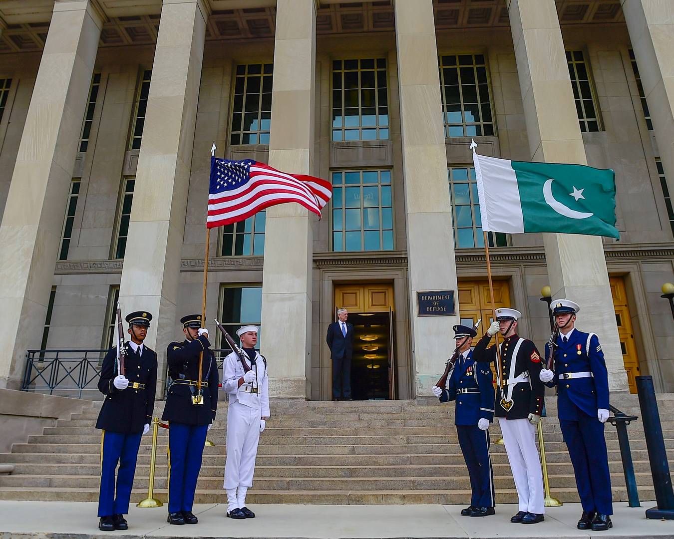 Министр обороны США Джеймс Н. Мэттис встречается с послом Пакистана Али Джехангиром Сиддики в Пентагоне в Вашингтоне.
