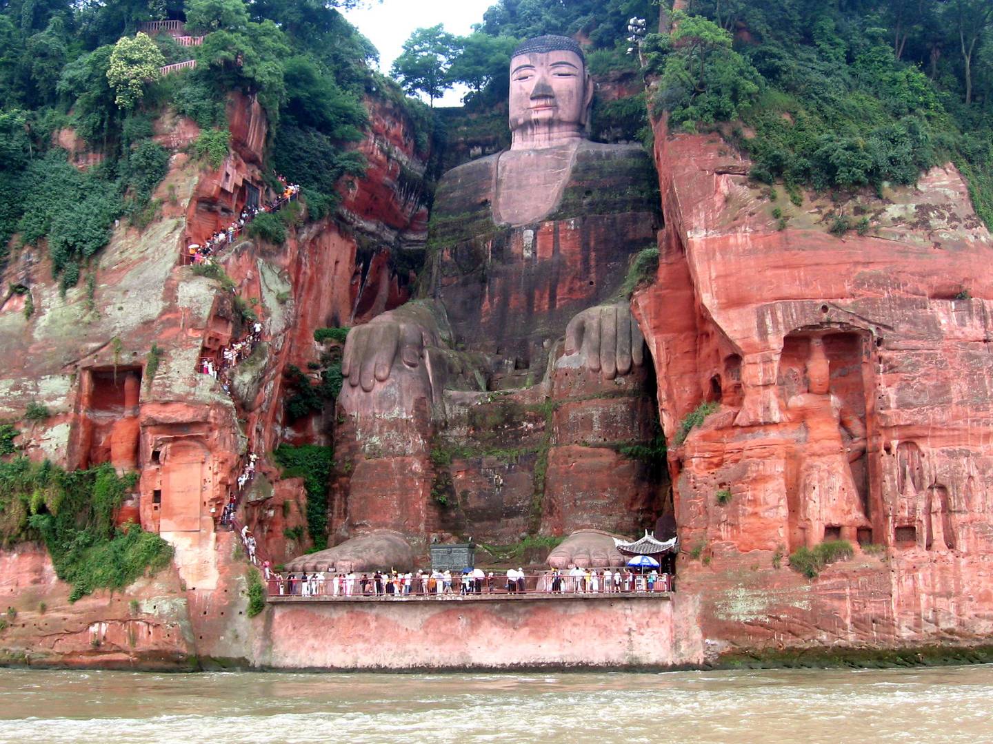 Статуя Будды в Лешане, провинция Сычуань, Китай
